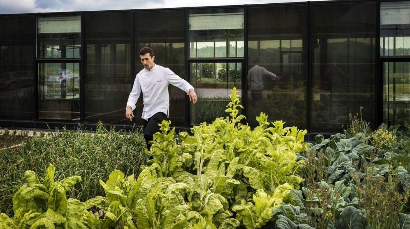 El chef Eneko Atxa (‘Azurmendi’) estrena el Sol Sostenible, una nueva categoría que premia la convivencia con la naturaleza, el aprovechamiento del entorno y el trabajo con productores artesanos. Foto: Alfredo Cáliz 