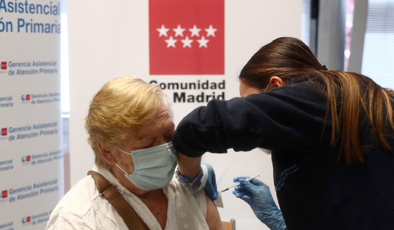 Denuncian el caos de la vacunación en Madrid: "No puedo desplazarme 150 kilómetros para ir al Zendal"