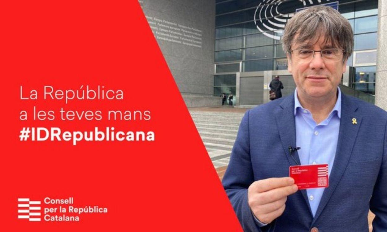 Puigdemont lanza carnets de la "República catalana" a 12 euros