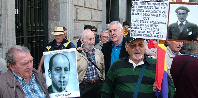 Diez asociaciones de Memoria Histórica denuncian en el Parlamento la vulneración de Derechos Humanos