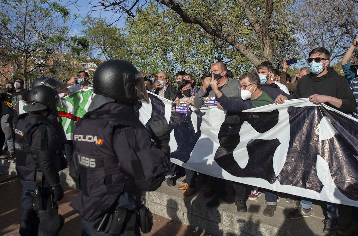 Varias personas participan en la concentración convocada en Vallecas contra Vox. ALBERTO ORTEGA/EP