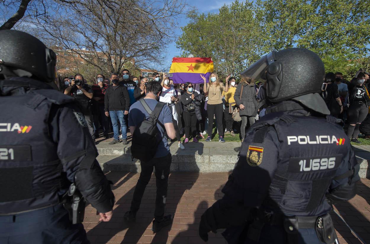 Varias personas participan en la concentración convocada en Vallecas contra Vox, a 7 de abril de 2021, en la Plaza de la Constitución de Vallecas, Madrid, 