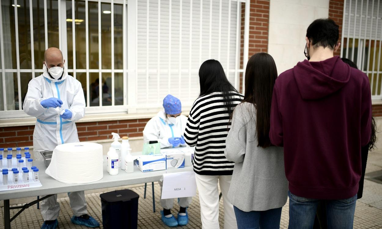 Sanitarios realizan pruebas de test de antígenos en un colegio de Madrid. EP