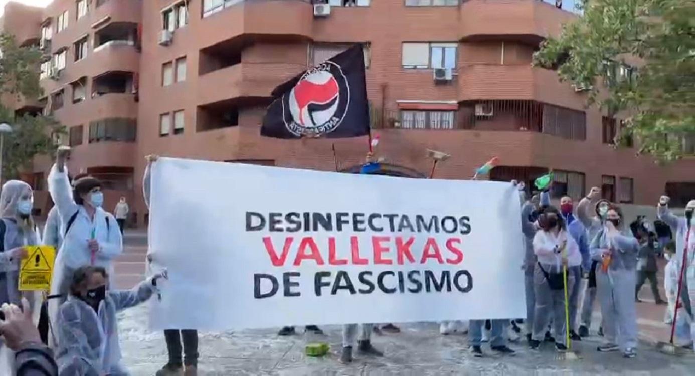 Vecinos en la Plaza Roja de Vallecas