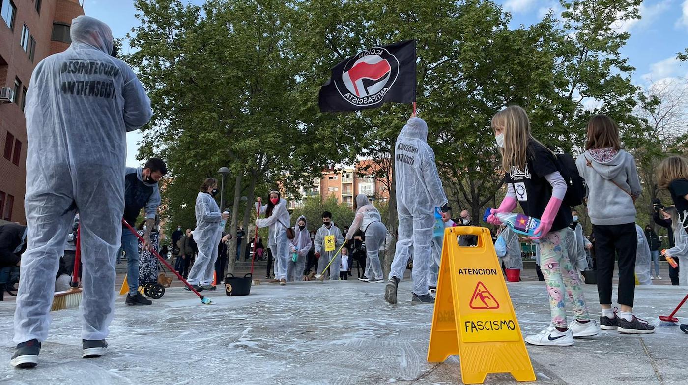 Vecinos de Madrid “desinfectan” Vallecas tras el acto de Vox. JMS
