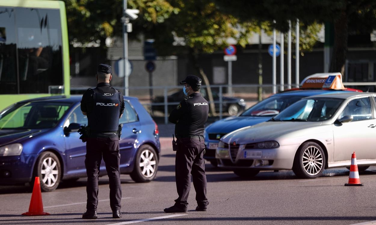 Dos agentes de la Policía Nacional durante un control policial en Madrid. EP