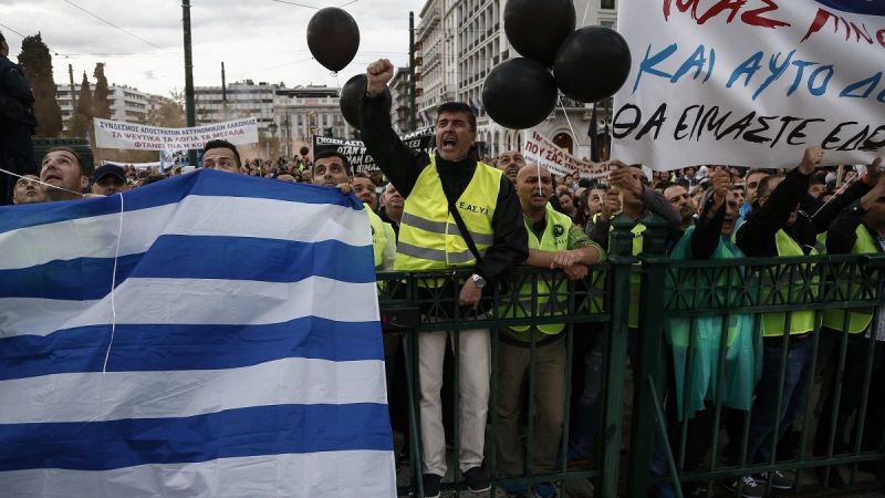 Oficiales de policías griegos gritan consignas ayer durante una protesta anti austeridad a la entrada del parlamento en Atenas (Grecia)
