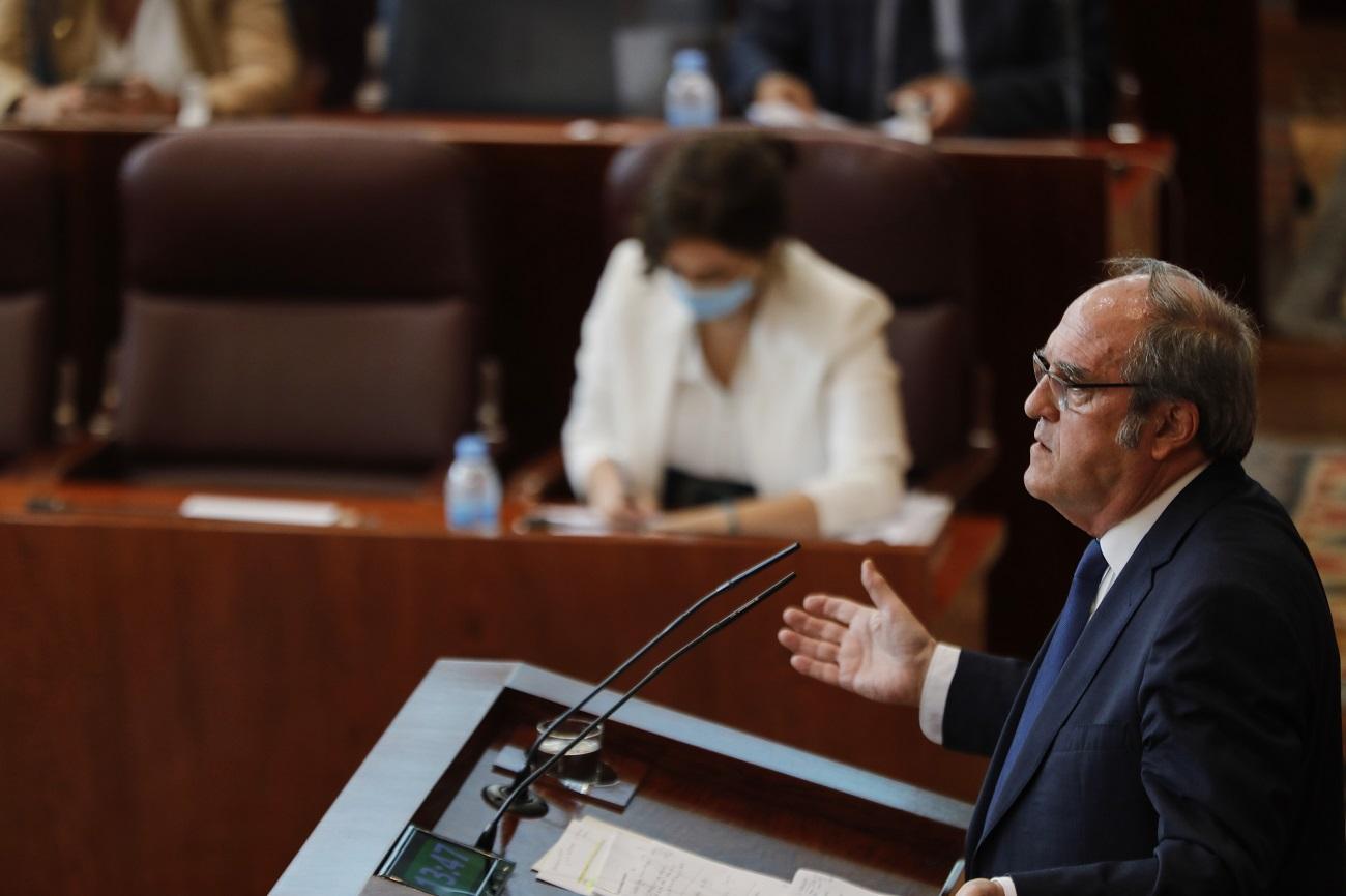 Imagen de archivo de Ángel Gabilondo durante una intervención, y al fondo Isabel Díaz Ayuso. Fuente: Europa Press.