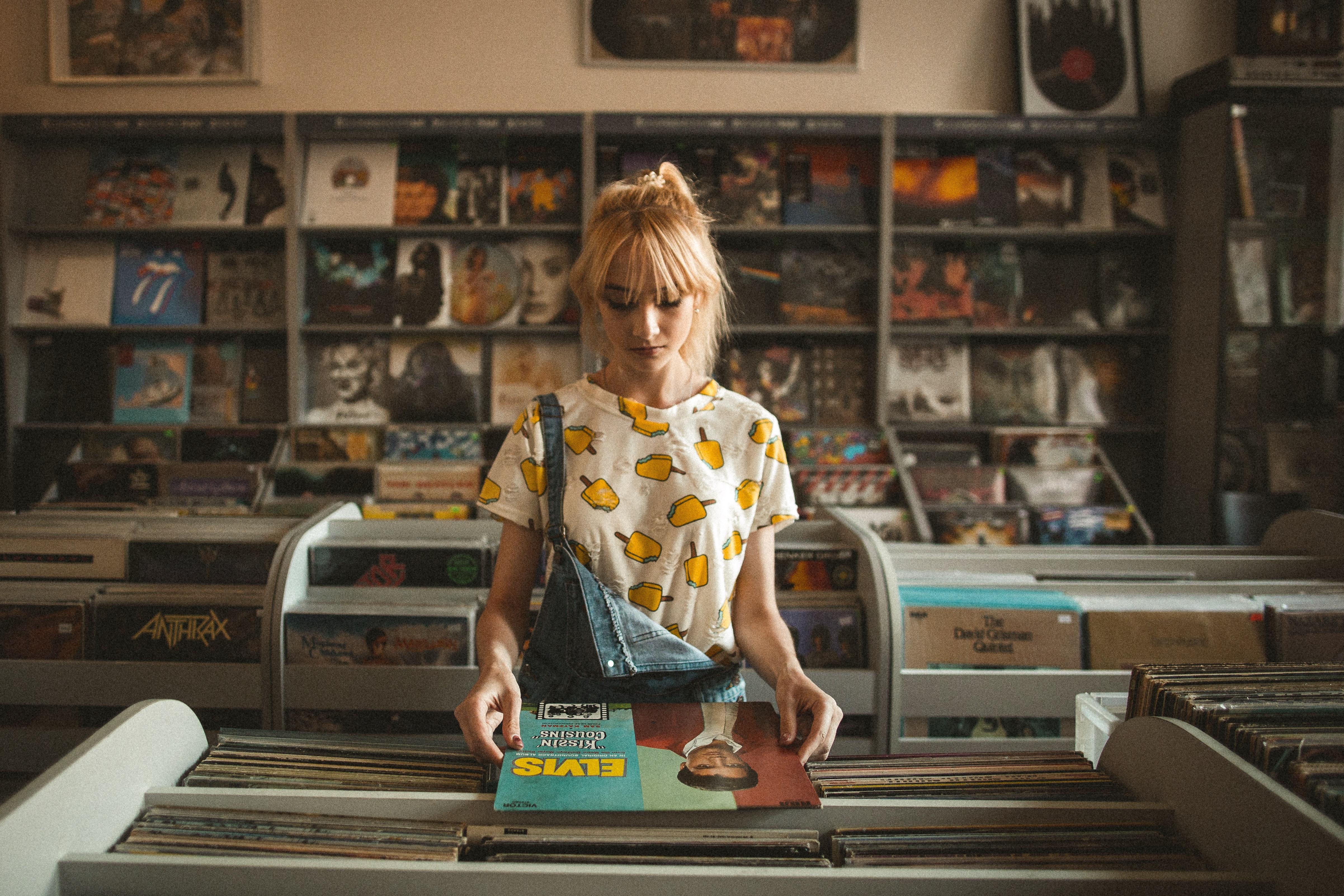 Chica con vinilo. Unsplash