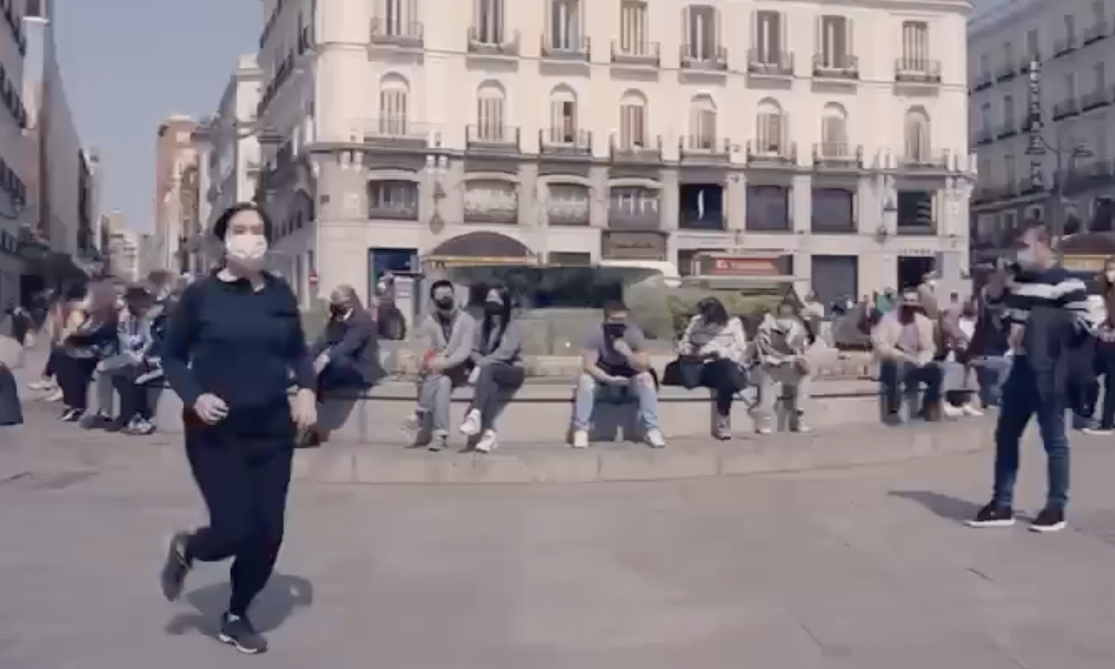 Imagen del vídeo de Ayuso corriendo por Madrid