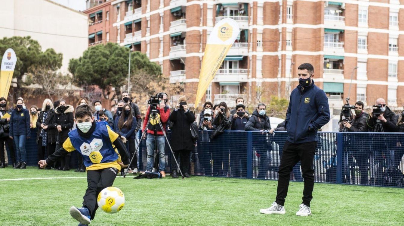 El jugador del FC Barcelona, Jordi Alba, ha prestado su nombre a un nuevo Cruyff Court en el barrio de Hospitalet de Llobregat (Barcelona), donde creció