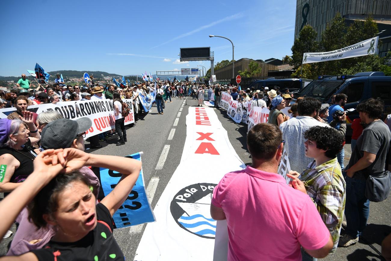 Imagen de una marcha de protesta contra la presencia de la planta de Celulosa en 2019 convocada por la Asociación pola Defensa da Ría (Foto: Europa Press).