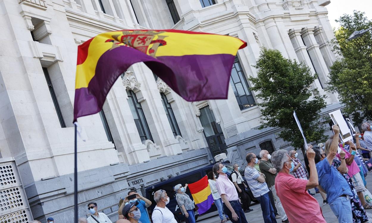 Varias personas se concentran con banderas republicanas frente al Ayuntamiento de Madrid. EP