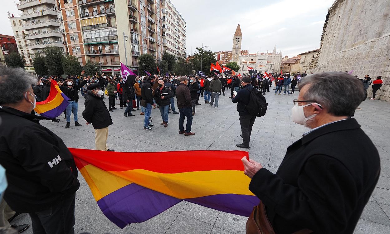 Dos personas con una bandera republicana. EP