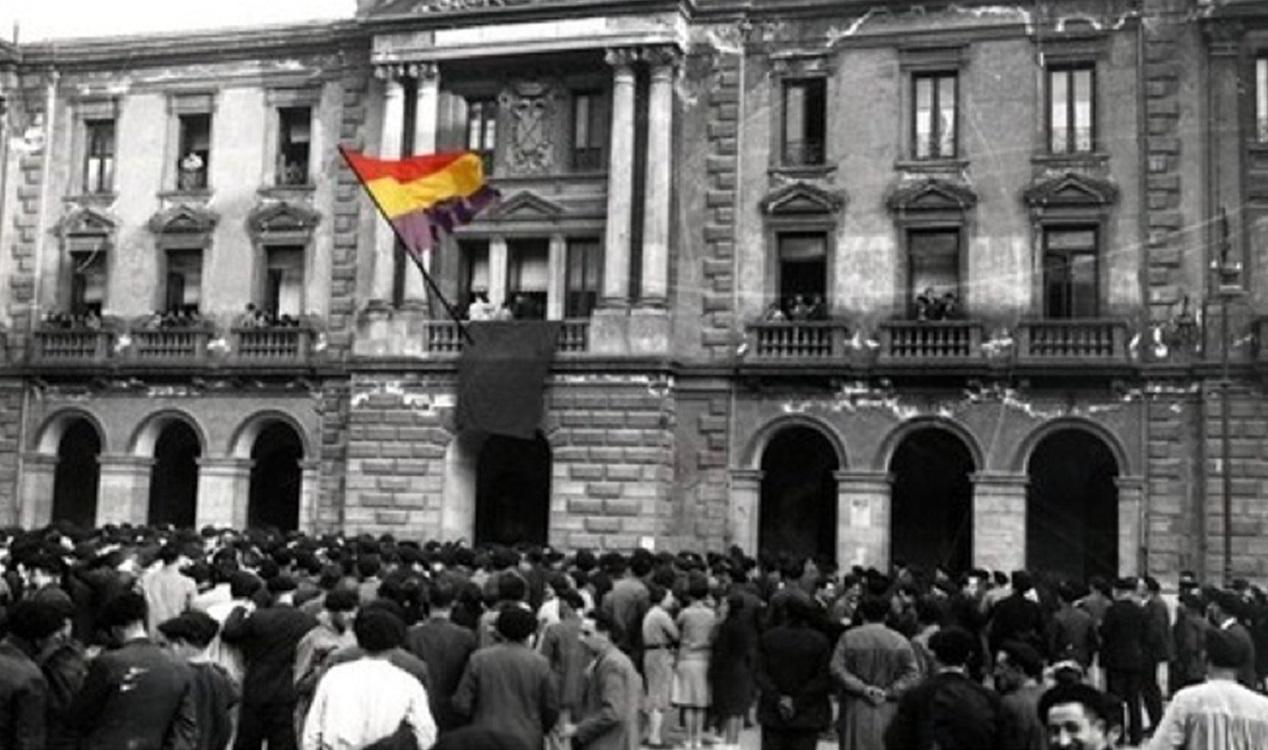 Bandera republicana izada en Eibar. Foto Archivo del Ayuntamiento