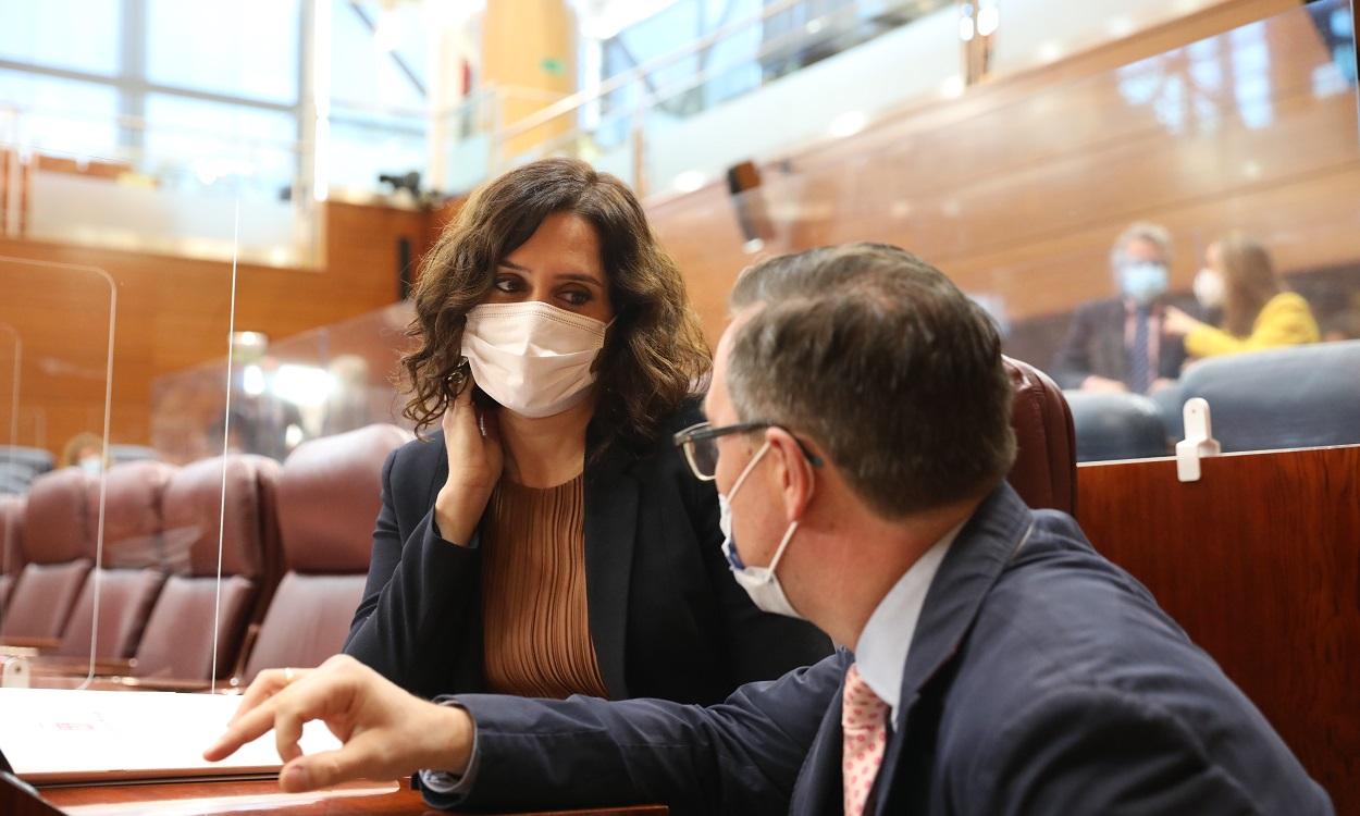 La presidenta de la Comunidad de Madrid, Isabel Díaz Ayuso (i) y el jefe de campaña del PP en la región, Alfonso Serrano. EP