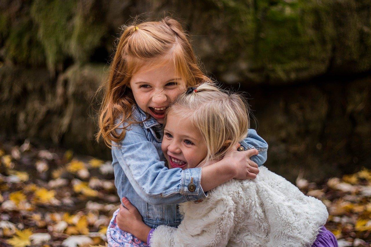 Dos niñas abrazándose. Pixabay
