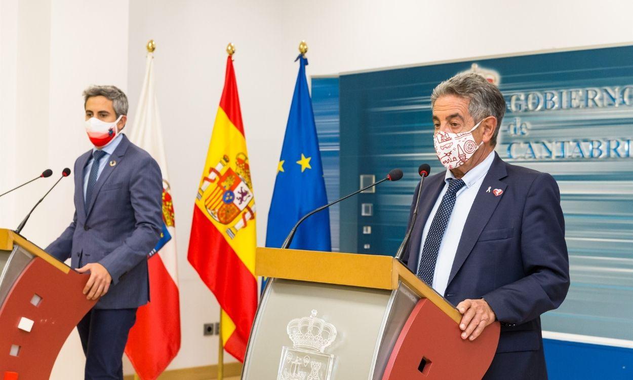 Miguel Ángel Revila, presidente de Cantabria, y el Consejero De Universidades, Igualdad, Cultura Y Deporte, Pablo Zuloaga en rueda de prensa. EP