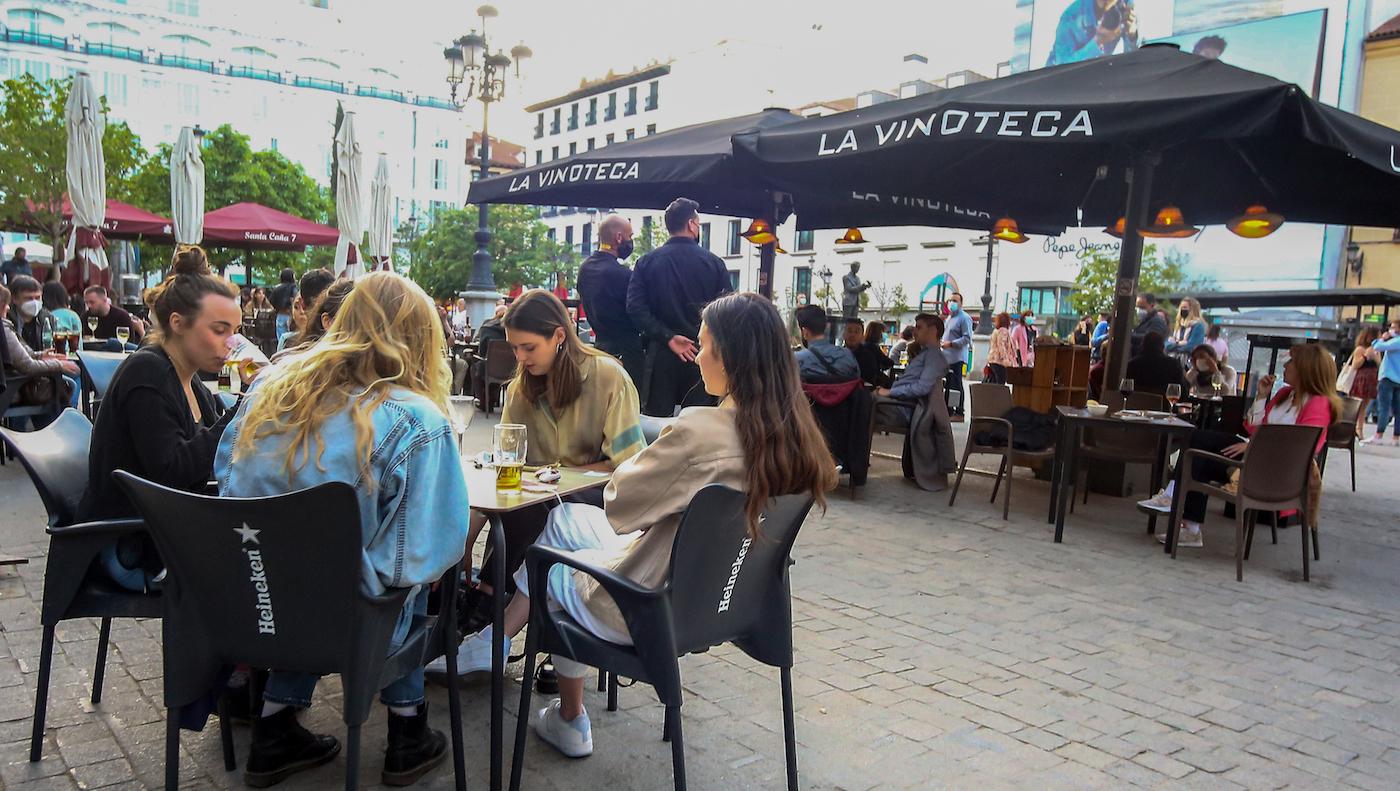 Clientes en hostelería de Madrid, al inicio del puente de Semana Santa. EP