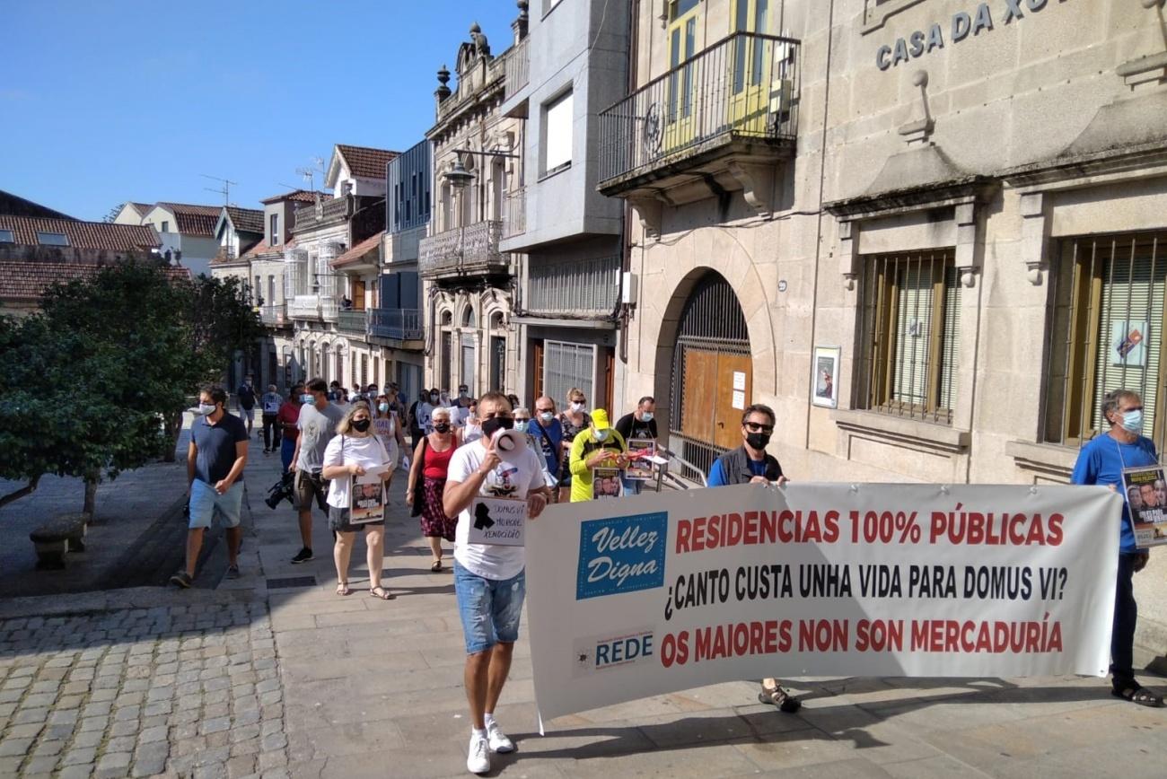 Marcha de Vellez Digna celebrada en verano pasado para denunciar las muertes en residencias de DomusVi de la zona del Morrazo, Pontevedra (Foto: Vellez Digna).