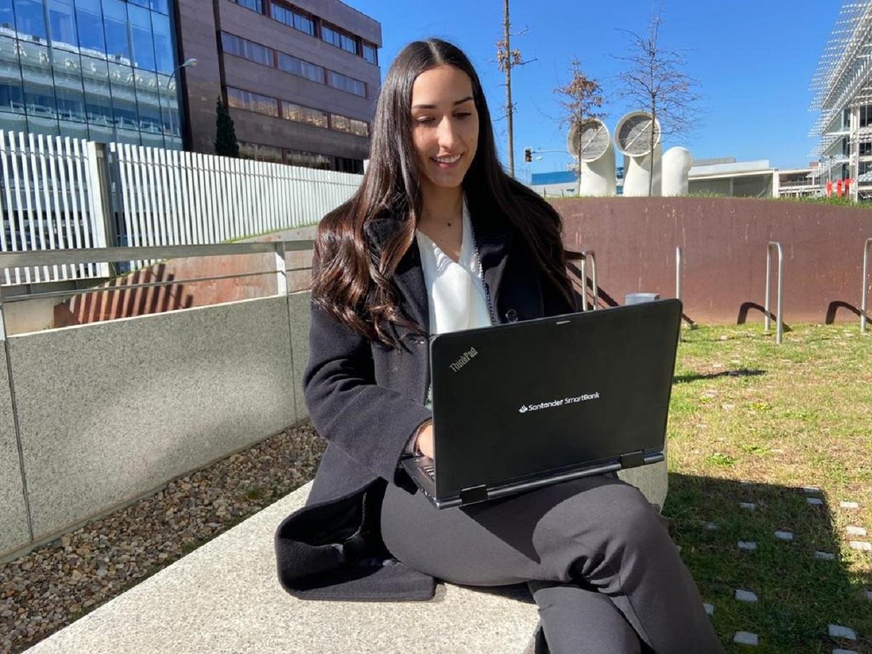 Una de las beneficiadas de las 1.000 becas Digital Experience de Banco Santander