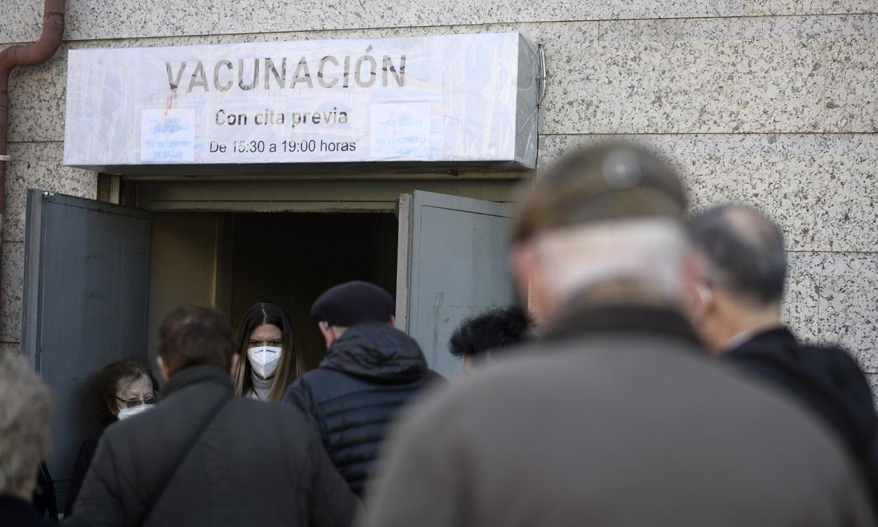 Varias personas esperan a ser vacunadas a las puertas del Centro de Salud de Atención Primera Daroca. EP