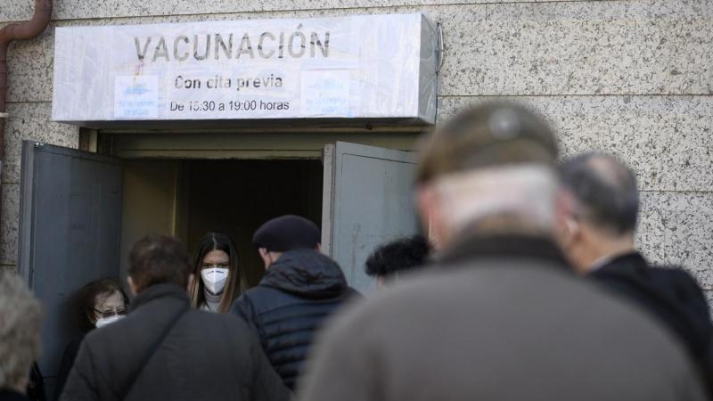 Varias personas esperan a ser vacunadas a las puertas del Centro de Salud de Atención Primera Daroca. EP