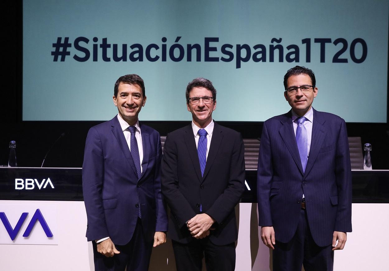 Jorge Sicilia, director de BBVA Research y economista jefe del Grupo BBVA, Rafael Doménech, responsable de Análisis Económico, y Miguel Cardoso, economista jefe de BBVA Research en una presentación anterior