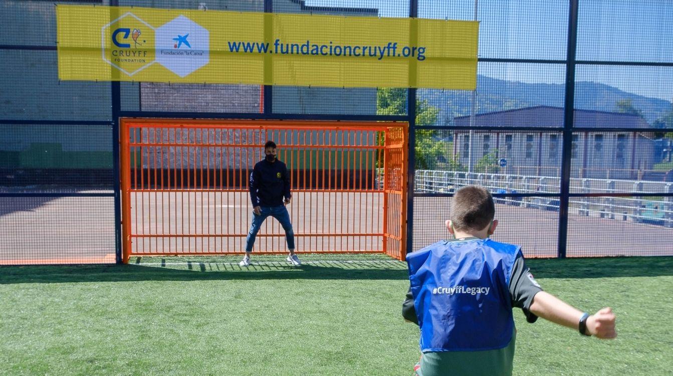 Los Cruyff Courts son pequeños campos de fútbol de uso libre que fomentan la práctica deportiva entre niños, niñas y jóvenes en situación de vulnerabilidad