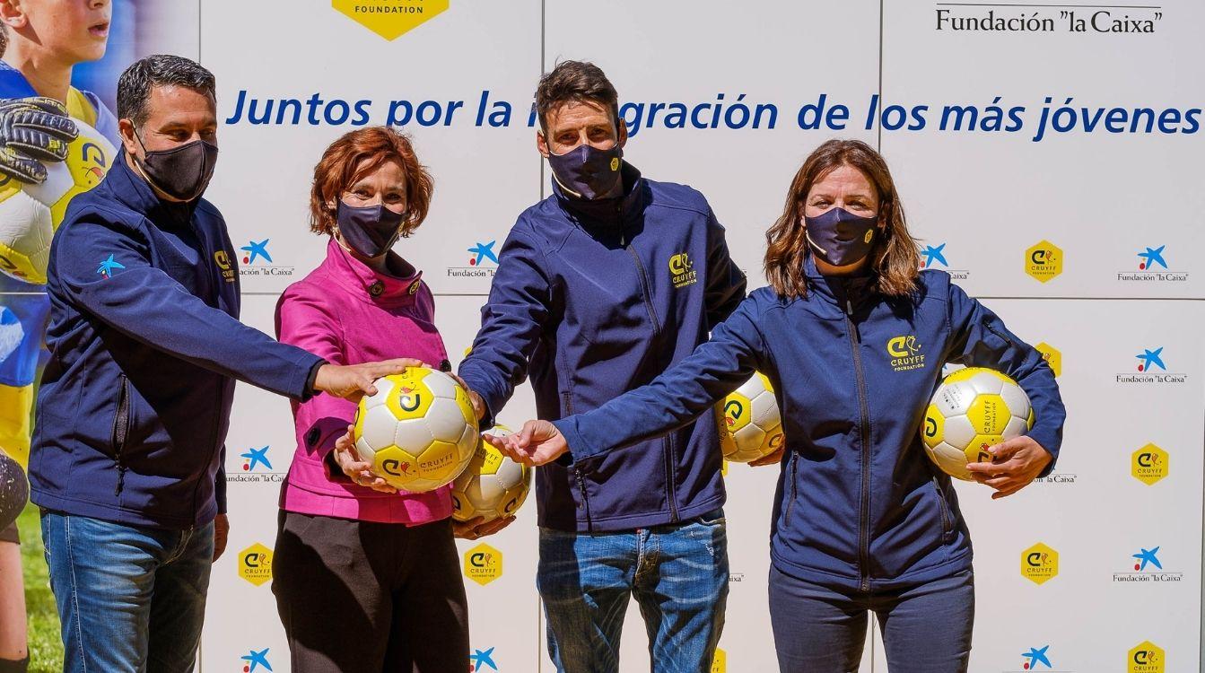 De izquierda a derecha  Xavier Bertolín, director corporativo de Educación y Marketing de la Fundación “la Caixa”; Amaia Arregi, alcaldesa de Bilbao en funciones; Aritz Aduriz, exjugador del Athletic Club de Bilbao, 