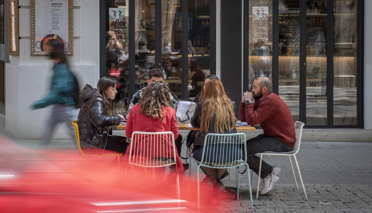 Personas en una terraza en Valencia. EP