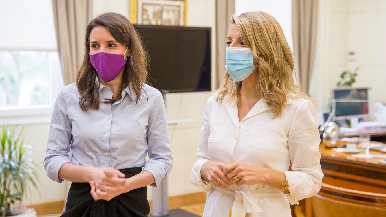 Irene Montero, ministra de Igualdad, y Yolanda Díaz, ministra de Trabajo, durante la presentación. La Moncloa