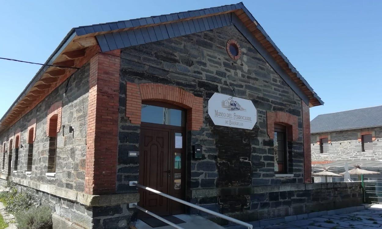 Museo del ferrocarril en Brañuelas, levantado en un edificio minero restaurado