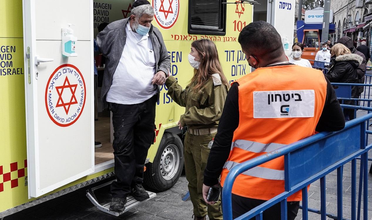 Un hombre se vacuna en una clínica móvil en Jerusalén. Nir Alon. Dpa