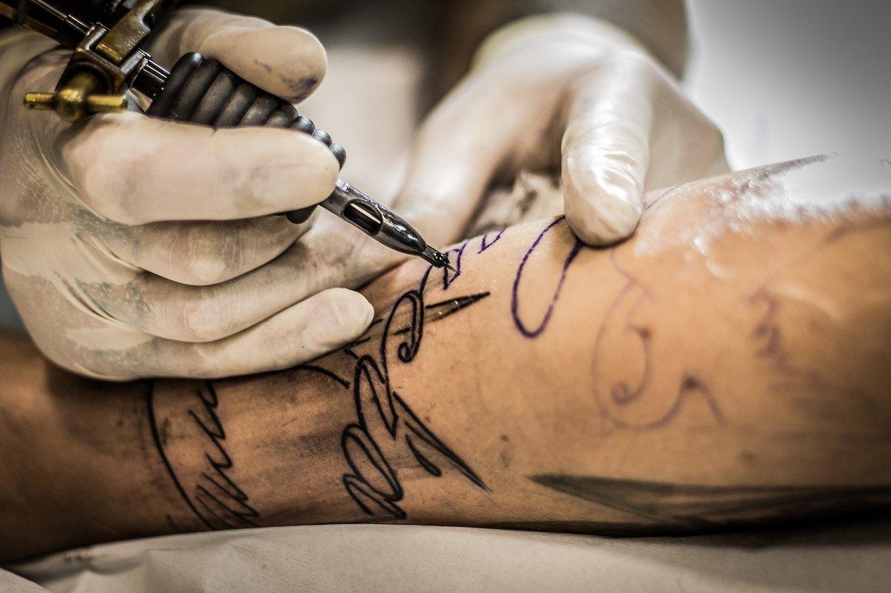 El zasca viral de un tatuador a un 'influencer' que le ofrece una %22colaboración%22