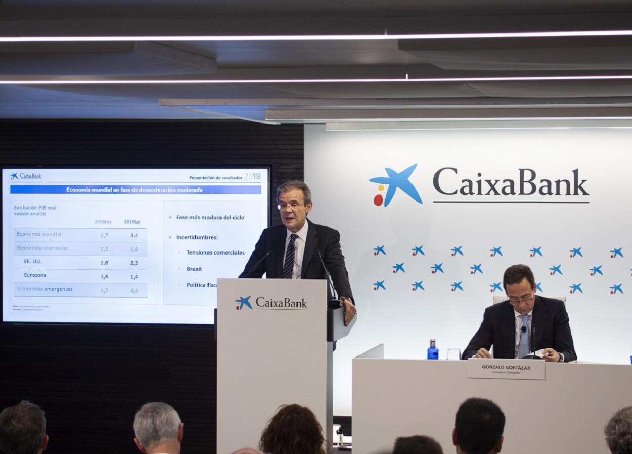 El presidente de CaixaBank, Jordi Gual, y el consejero delegado de la compañía, Gonzalo Cortázar, durante la presentación de resultados de 2018 de CaixaBank en Valencia. Europa Press