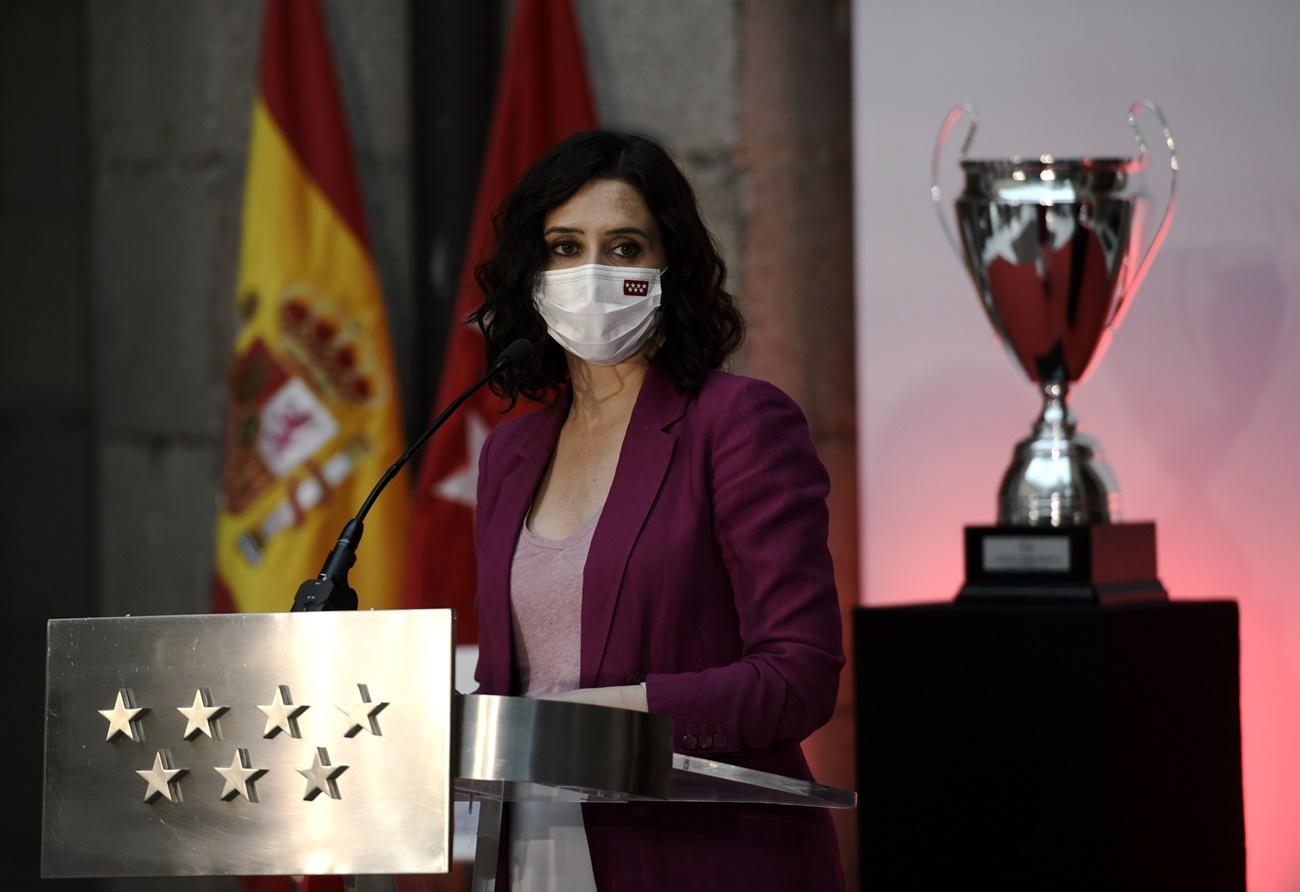 La presidenta de la Comunidad de Madrid, Isabel Díaz Ayuso, en el acto de recibimiento de las jugadoras de los equipos campeones de la Copa de la Reina.