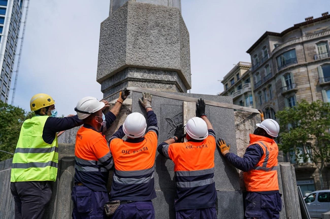 Retirada del escudo de Juan Carlos I del obelisco de la Plaza Cinc d'Oros de Barcelona. (Fuente: Europa Press)