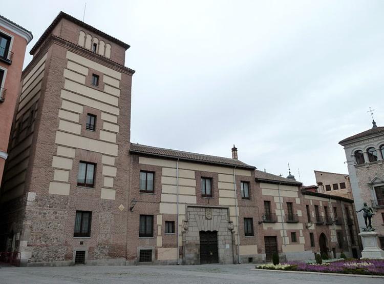 Juan de Zapata era descendiente por parte de madre de los famosos Lujanes cuya torre es un emblema de Madrid