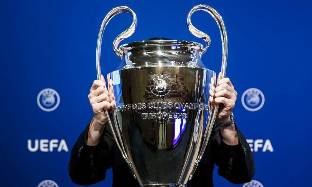 Un empleado sostiene el trofeo de la Champions League en la sede de la UEFA en Nyon. Europa Press.