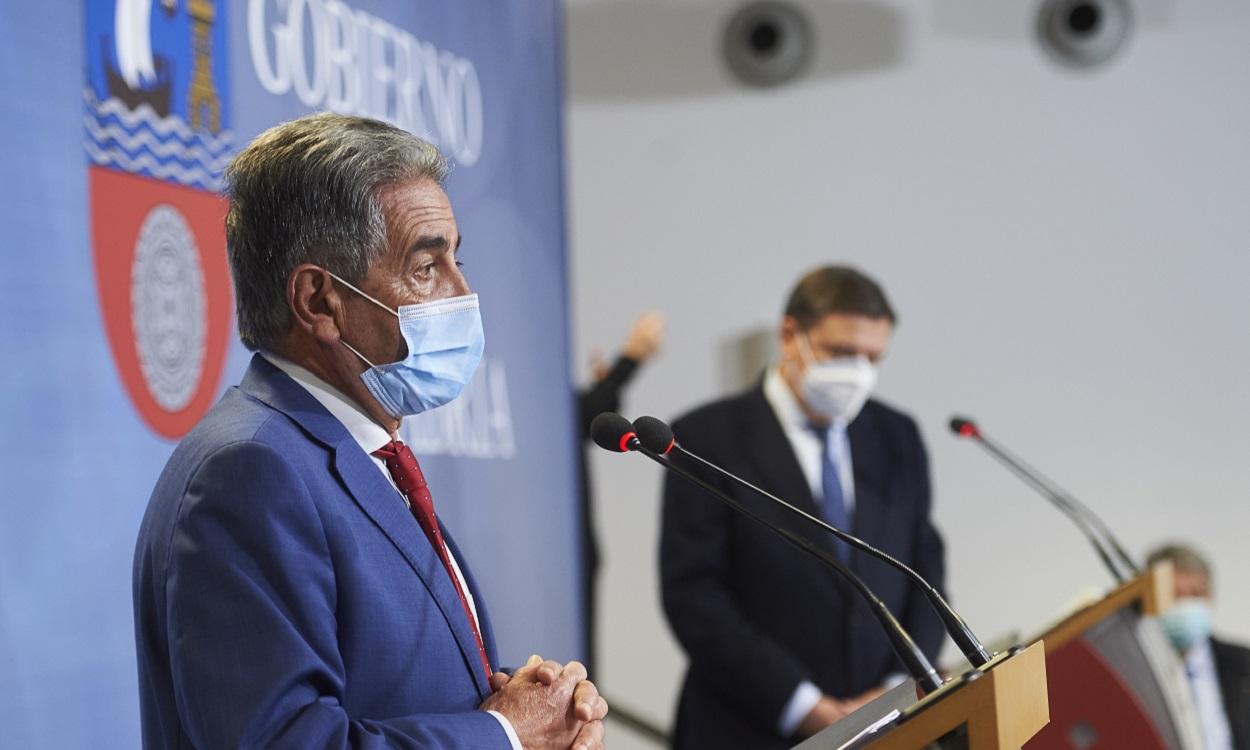 El presidente de Cantabria, Miguel Ángel Revilla, y el ministro de Agricultura, Luis Planas en una rueda de prensa el 11 de febrero de 2021. EP