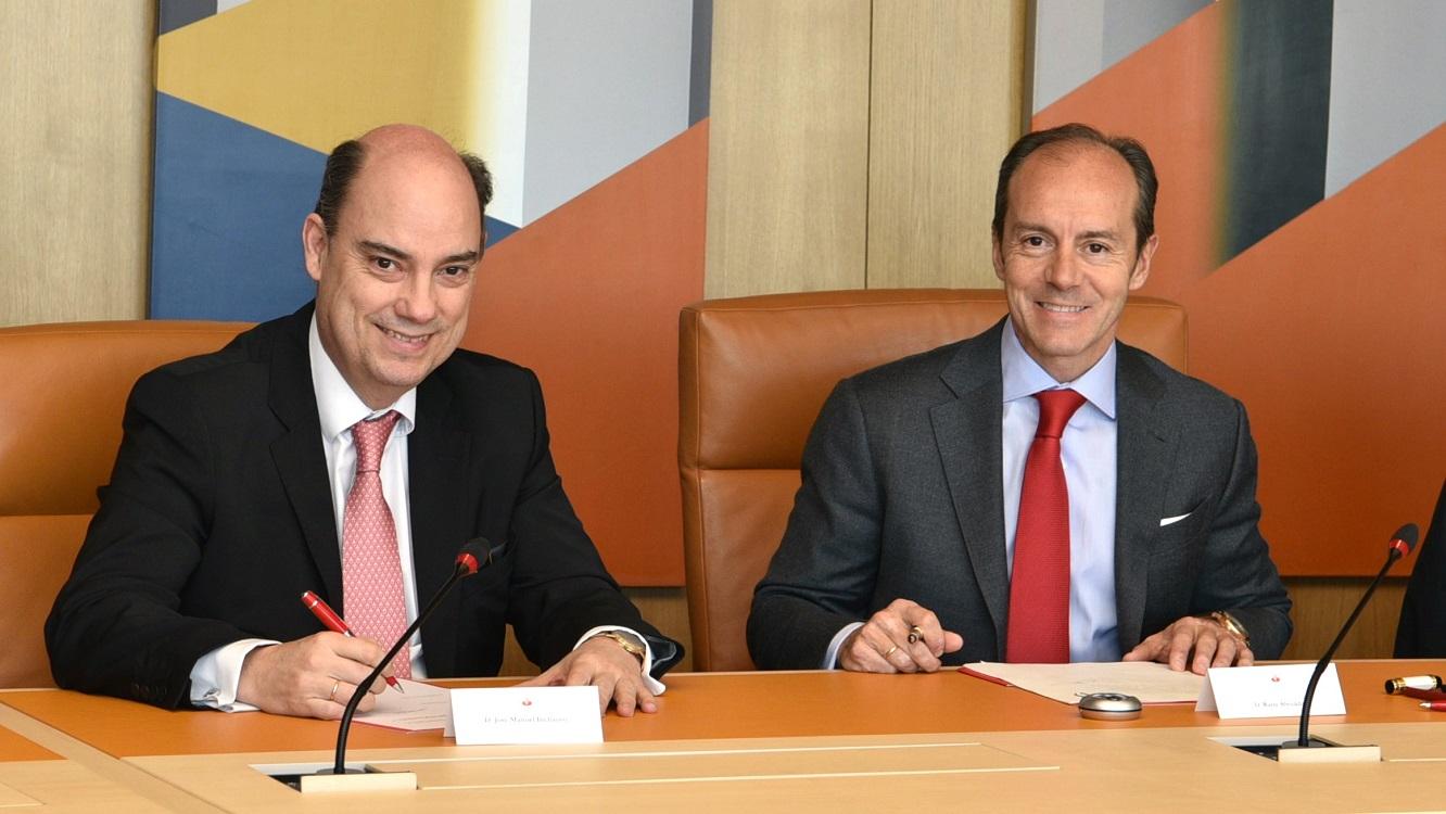 Momento de la firma entre los representantes de Banco Santander y Mapfre en 2019