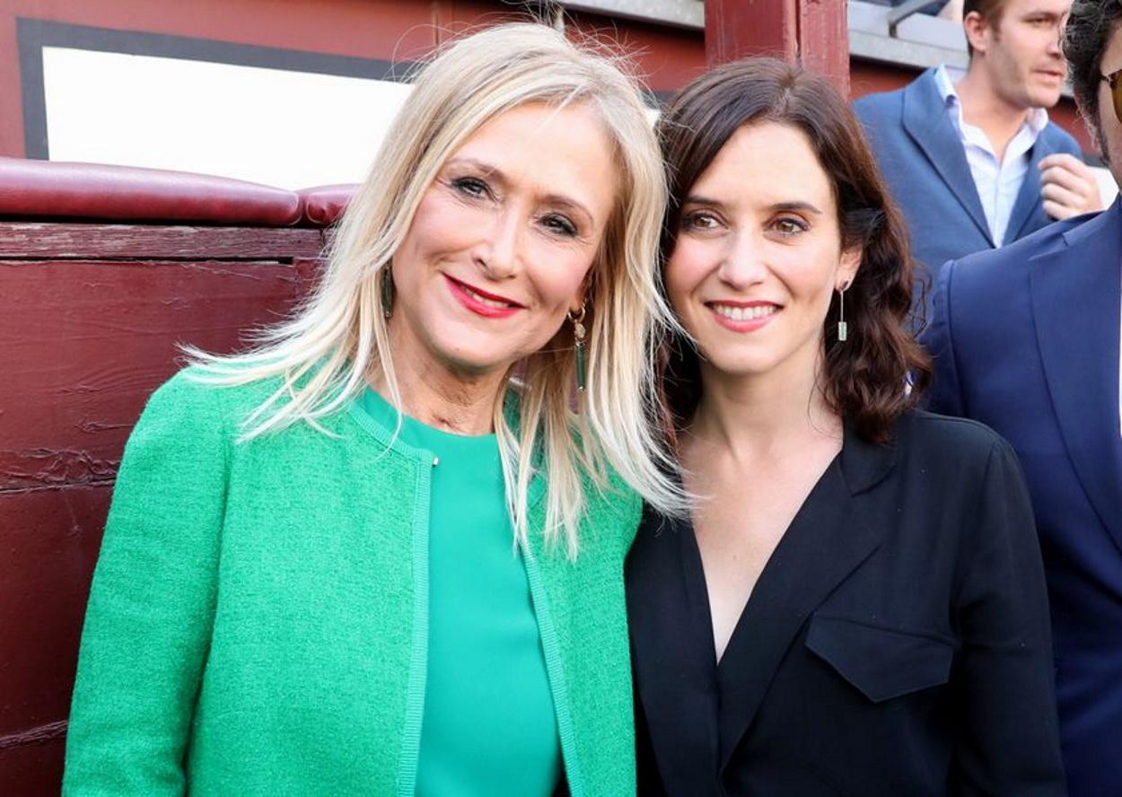 Cristina Cifuentes y la presidenta de la Comunidad de Madrid, Isabel Díaz Ayuso, en Las Ventas.