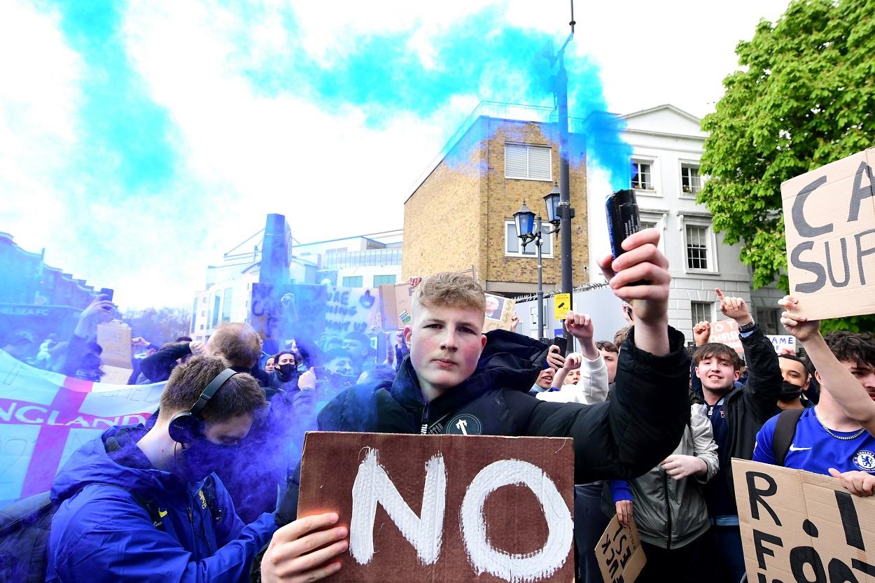 Aficionados del Chelsea protestan por la Superliga europea