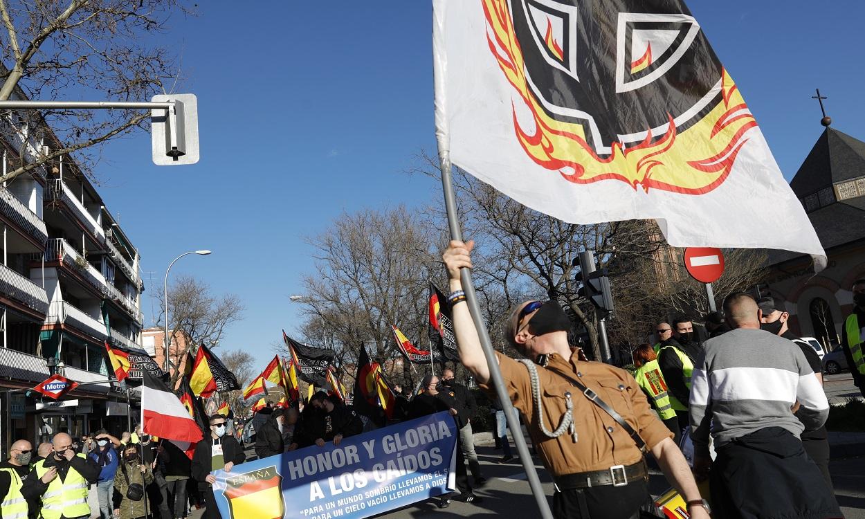 Varias personas participan en una marcha neonazi en Madrid, en febrero de 2021. EP