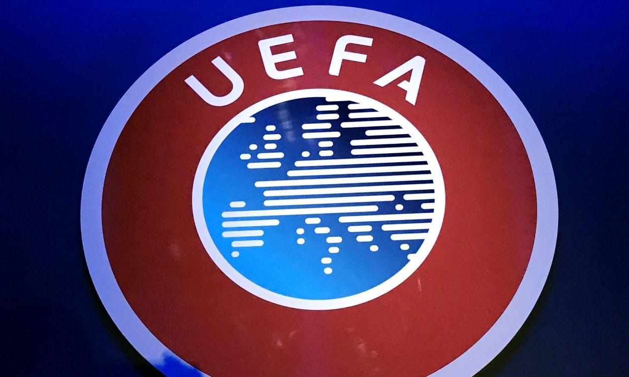 Logo de la UEFA en la sede del organismo. UEFA.