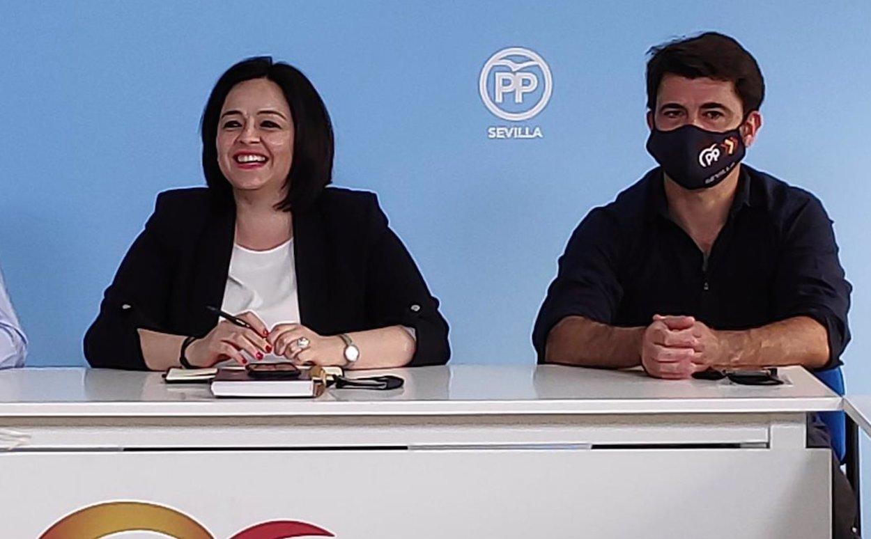 Virginia Pérez, presidenta del PP de Sevilla, con Beltrán Pérez, todavía portavoz del grupo municipal de la capital.