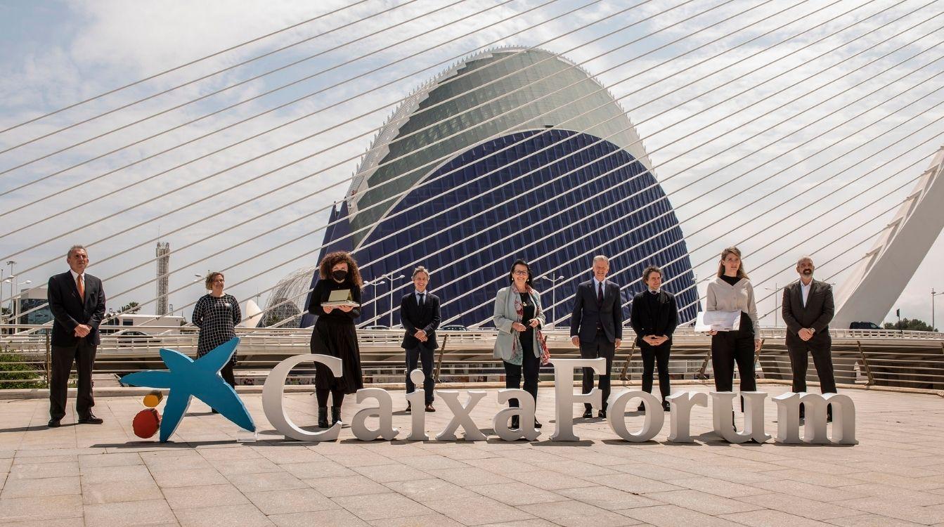 Un momento de la presentación de las obras que dos jóvenes artistas valencianas que han creado expresamente para CaixaForum València y que se instalarán de forma permanente.