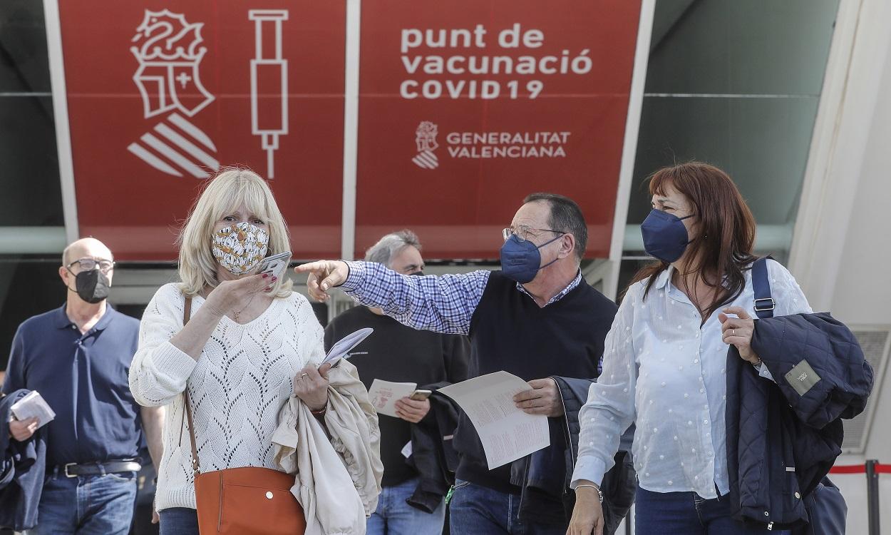 Varias personas llegan para ser vacunados en el primer día de la vacunación masiva en la Comunidad Valenciana. EP