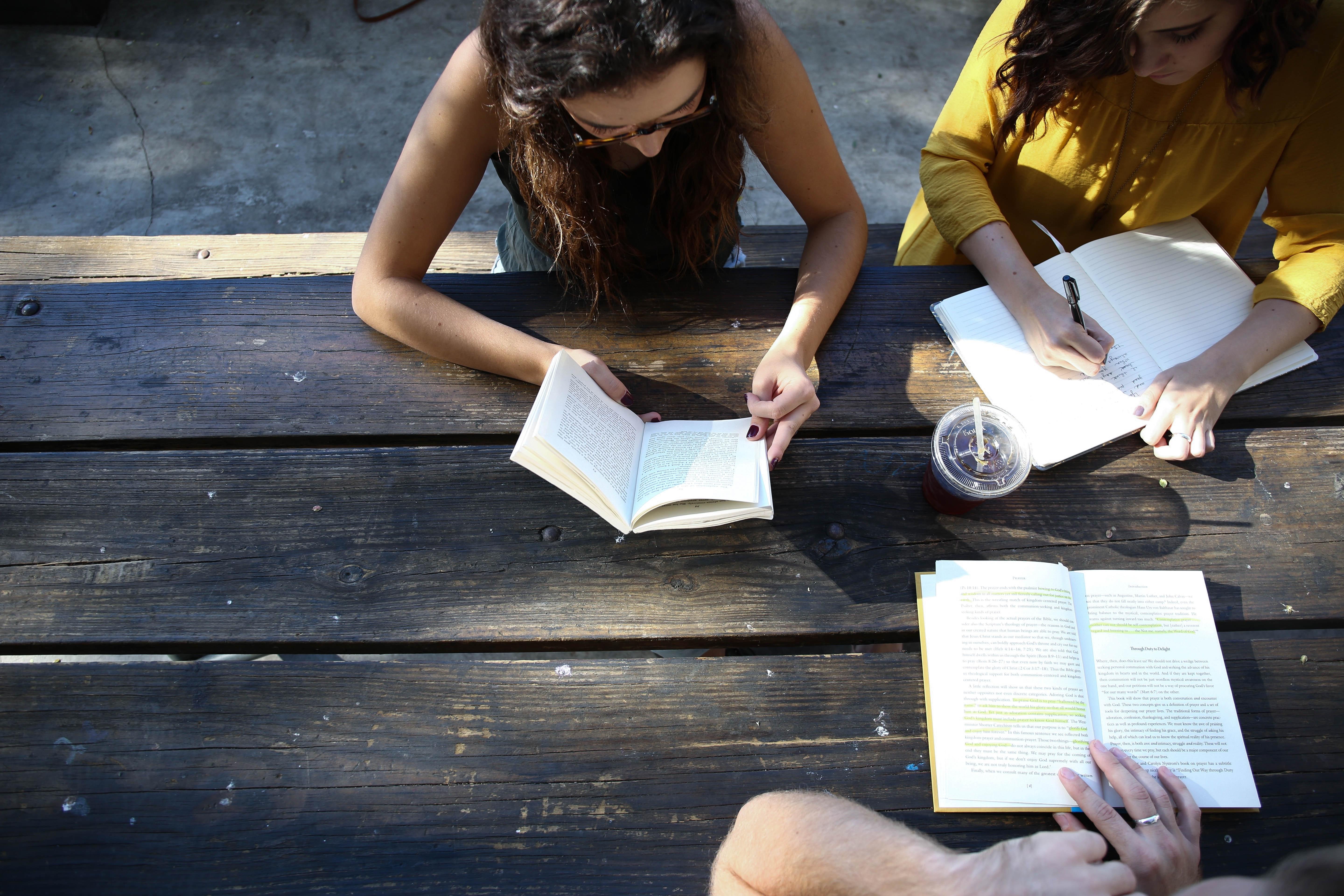 Jóvenes leyendo y escribiendo. unsplash